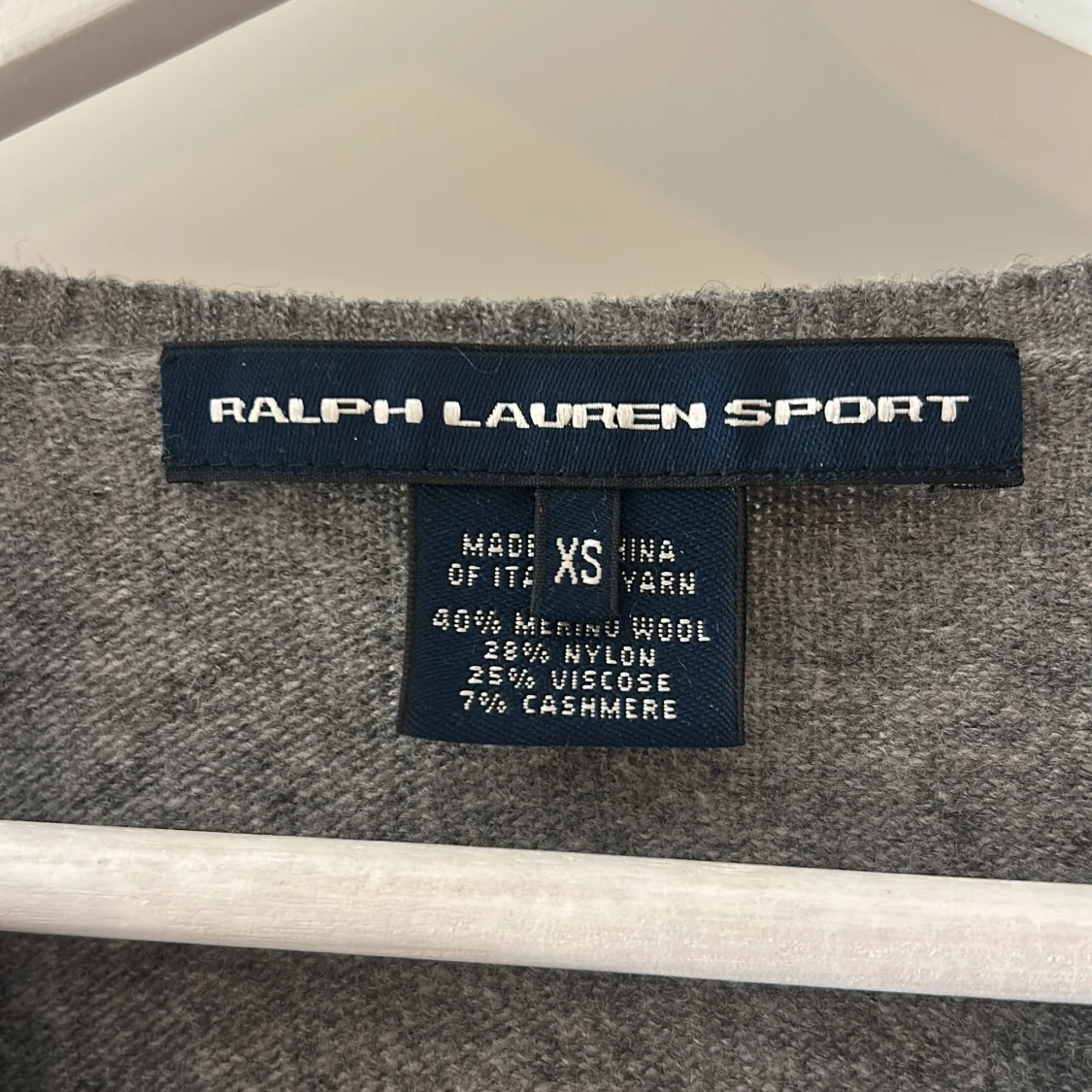 Grå v-ringad tröja från Ralph Lauren Sport - 2