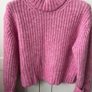 Rosa stickad tröja från Gina Tricot - Rosa stickad tröja från Gina Tricot, aldrig använd strl XXS