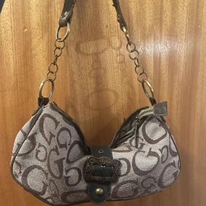 Brun mönstrad axelväska  - Snygg väska från guess