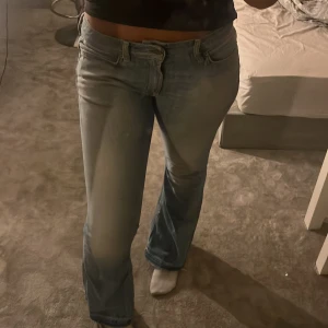 Ljusblå bootcut jeans - Snygga ljusblå bootcut jeans med fransiga detaljer vid fållen. Perfekta för en avslappnad stil. De har en klassisk femficksdesign och en bekväm passform.