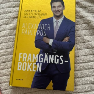 Framgångsboken - Framgångsboken av Alexander Pärleros erbjuder nycklar till ett lyckligare och rikare liv. Boken är klädd i en iögonfallande gul färg och innehåller insikter från Sveriges mest framgångsrika personer. Perfekt för den som söker inspiration och praktiska råd för personlig utveckling.