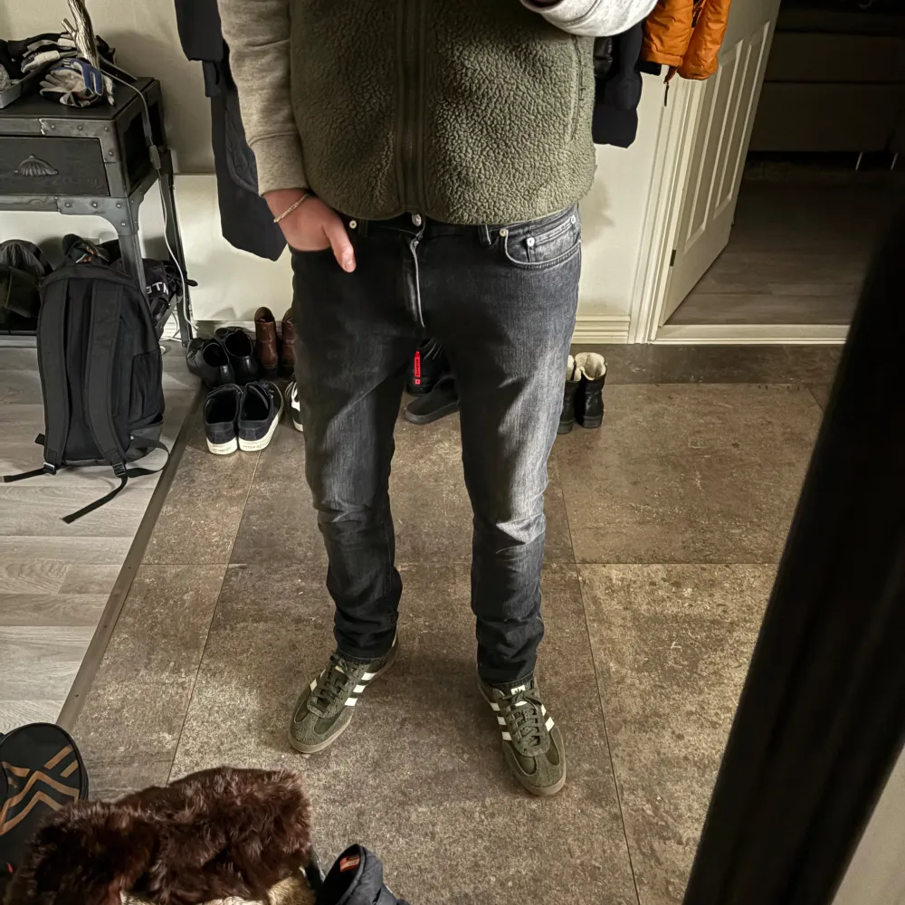 Snygga svarta jeans från Acne Studios med en klassisk femficksdesign. De har en dragkedja och knapp framtill. Perfekta för en stilren look.. Farkut & Housut.
