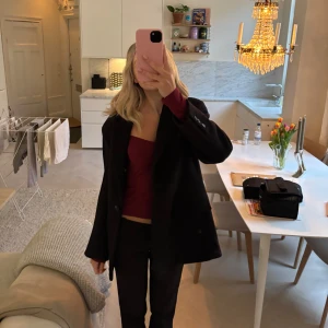 & other stories ull kavaj - Varm och fin perfekt till våren. Sparsamt använd så ser helt ny ut. Lite oversized i storleken.🥰