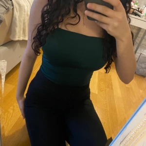 Grön bodylinne från BikBok - En mörkgrön bodylinne - Använt några gånger men är fortfarande i jättebra form. 