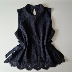 Svart spetsblus från Lolita - Supersnygg svart vintage spetsblus från Lolita. 