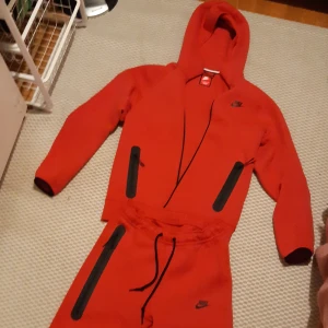 Röd dress från Nike tech - Säljer en snygg röd dress från Nike tech priset kan diskuteras 