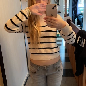 Randig tröja - Snygg stickad tröja som är tajtare nertill vilket ger den en snygg passform. ‼️Jeansen på bilderna finns i en annan annons 🤩