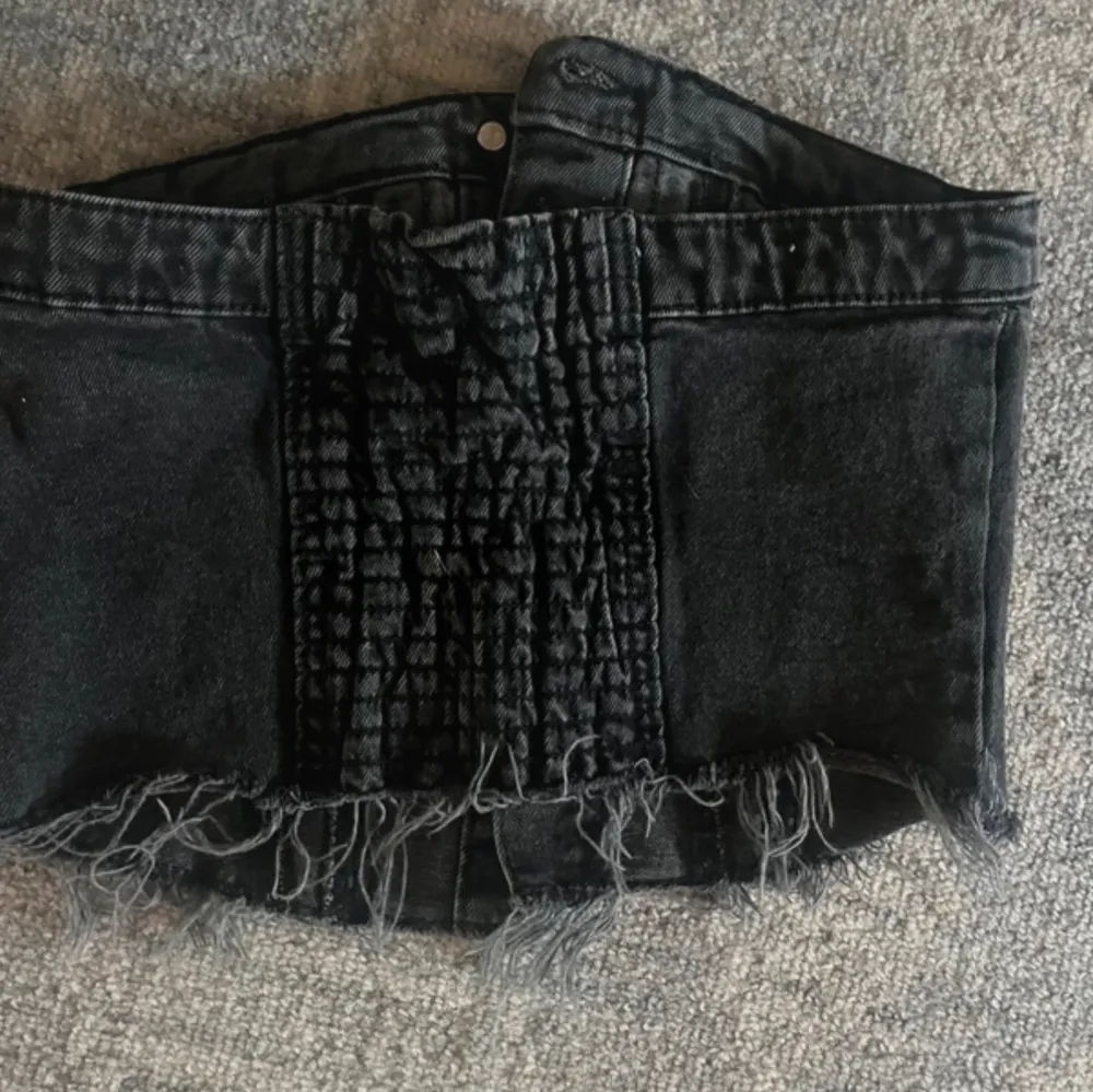 Snygg svart jeans topp med knappar framtill. Två knappfickor fram och en elastisk baksida för bättre passform. Älskar men är tyvärr för liten💕. Yläosat.