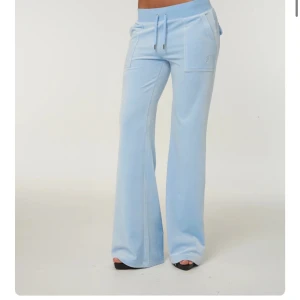 Ljusblå byxor med snörning - ljusblå juicy couture byxor med snörning i midjan och vida ben. Byxorna har fickor fram och bak, samt en stilren design som passar perfekt för en avslappnad look, lite använda därav pris. Passar perfekt i längden på mig som är 1,70