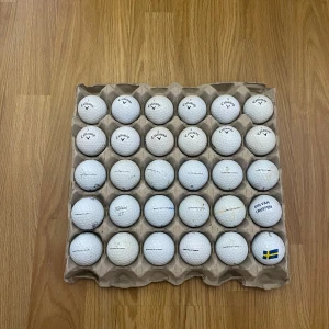 18 PRO-V1!! 12 callaway golfbollar  - Säljer 18 stycken pro-v1 och 12 callaway. Det är bra skick på dom flesta bollarna. Riktigt bra att köpa nu inför golfsäsongen. Om du inte är just intresserad av dessa bollar så gå och gärna kolla på andra som jag har lagt ut. Pris är som alltid förhandlingsbart!!