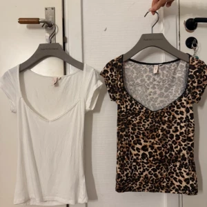 Topp från Nelly - Säljer en snygg leopardmönstrad topp från Nelly. (Vita toppen är såld)!! Leopard toppen är i storlek xs, passar även till S💕Den är inte använd utan endast testad. 