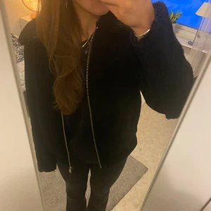 Svart teddyjacka från Weekday - Svart teddyjacka från Weekday i storlek s. Den har typ läderdetaljer vid fickorna och ärmarna priset kan diskuteras 🤍