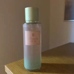Pistachio Crème Fragrance Mist från Victoria's Secret - Fräsch och krämig doftmist med pistagedoft från Victoria's Secret. Endast testad. 