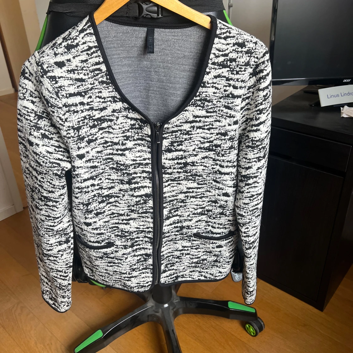 Svartvit mönstrad kofta från Imitz