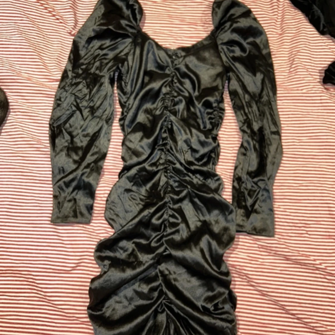 Svart klänning med rynkdetaljer - 3