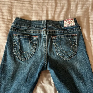 True religion jeans  - Skitsnygga true religion jeans som tyvärr är för stora och för långa på mig. De är slitna längst ner och har en lös söm på fickan, annars i gott skick. Midjemått 40,5 cm, innerbenslängd 84 cm. Skriv vid fler frågor 💗