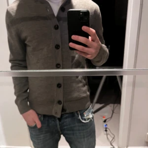 Suitsupply cardigan  - Säljer denna riktigt fina suitsupply merinoull cardiganen, den är 100% merinoull, skick 9/10 med inga defekter