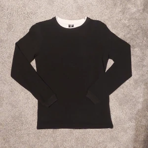 Svart tröja  - Säljer en svart tunnare tröja i storlek xs men passar S