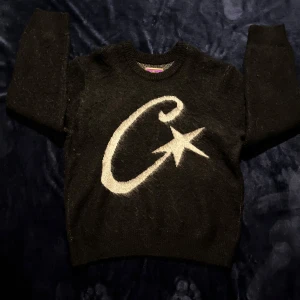 Corteiz knitted sweater - Säljer en svart stickad tröja från corteiz. En stilren tröja som passar perfekt under de kalla dagarna priset är inte hugget i sten. Så om du har några funderingar så är det bara att skriva.