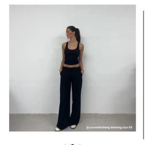 Alobha oversized suit pants - Ett par svarta oversized suit pants från Alobha. Helt nya med lappen kvar och allt. Slutsålda på hemsidan.