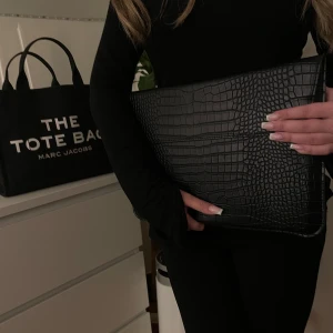 Datafodral - Ett super fint svart datafodral från Celestio.se. Det går att beställa fodralet via hemsidan! Man kan personlighetsanpassa fodralet men hjälp av initialer. 300 kronor för fodralet och 50kr extra för initialer i guld😍Celestio.uf på tik tok ifall ni har fler frågor!💖