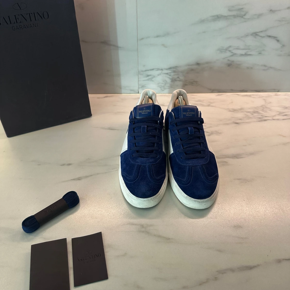 Blå och vita sneakers från Valentino - 1