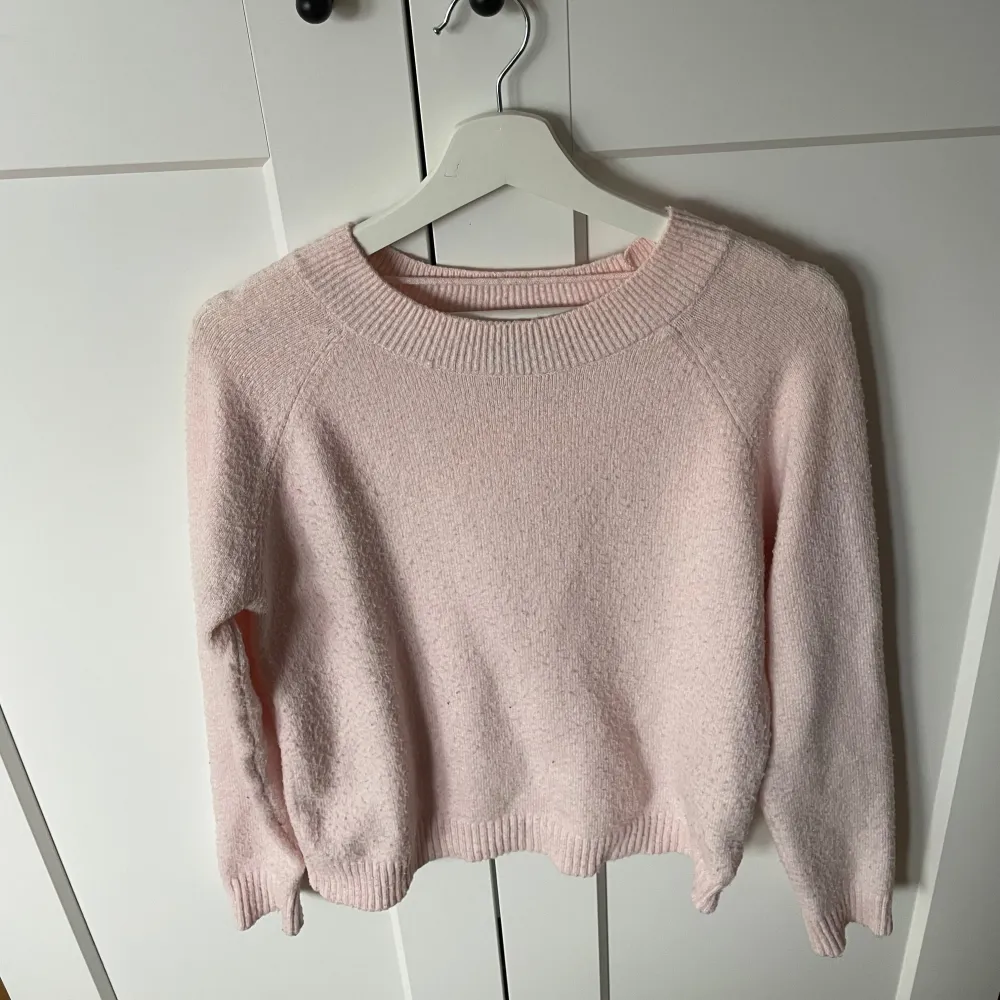 Säljer tre stickade tröjor i vitt, grått och rosa från vero moda. Alla tröjor är använda få gånger och är då i mycket bra skick. Alla tröjor är i storlek XS och säljer alla för 250kr💕. Neuleet.