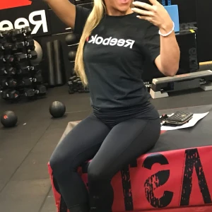 Svart t-shirt från Reebok - Säljer en svart t-shirt från Reebok med deras ikoniska logga i vitt och rött på framsidan. Perfekt för träning eller till vardags🖤