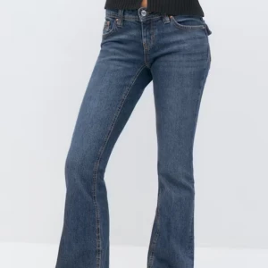 Lågmidjade bootcut jeans med fickdetaljer💗💗   - Skitsnygga jätte lågmidjade bootcut jeans med jätte snygga detaljer på fickorna!! 💗💗