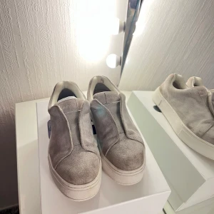 Gråa Eytys - Gråa sneakers från Eytys i mocka, köpta från Plick. Skorna är i storlek 39 och säljer pågrund av att dom är för små för mig. 