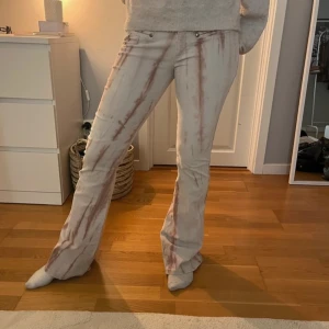 Snygga Lågmidjade jeans  - Snygga vit rosa Lågmidjade byxor❤️ köpte på vinted men var tyvärr för korta så säljer dom här!!