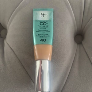 CC+ Oil-Free Matte Cream från IT Cosmetics - Säljer en CC+ Oil-Free Matte Poreless Finish Full Coverage Cream från IT Cosmetics. Den är återfuktande och har anti-aging egenskaper med SPF 40. Perfekt för en matt och jämn finish.