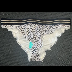 H&M - Bikini underdel - Helt oanvänd bikiniunderdel från H&M, i strl 38. De är både plomberade (se bild 3) & har prislappen kvar. 