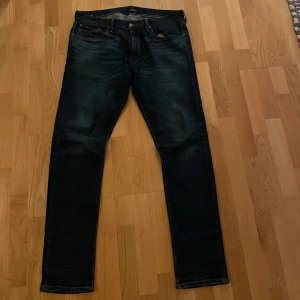Mörkblå jeans från Ralph Lauren - Snygga mörkblå jeans från Ralph Lauren i modellen Sullivan Slim. De har ett hål mellan benen