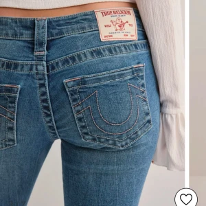  jeans från True Religion  - snygga blå jeans från True Religion bootcut, låg midja storlek 26. dom har rosa sömmar, super snygg men tyvärr lite stor för mig, dom är använda 1 gång så helt nya och inga defekter alls!1000 (+ ev frakt!)