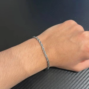 Cordell armband - Tjenare! Säljer detta Cordell armbandet i nyskick. Perfekt nu när sommaren börjar närma sig. Omkrets 18,5cm. Skriv om minsta fundering. MVH Albin!🥂