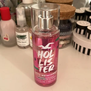 Juicy Watermelon Fragrance Mist från Hollister - Aldrig använd, säljer då det inte är min typ av doft! Köpt för 199kr men säljer för 80kr💕pris går att diskutera vid snabb affär😊