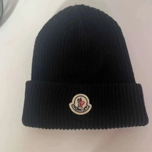 Moncler Mössa -  Moncler mössa | Fint skick | Mitt pris 1300kr Nypris: 2700kr Pris Kan diskuteras vid snabb affär