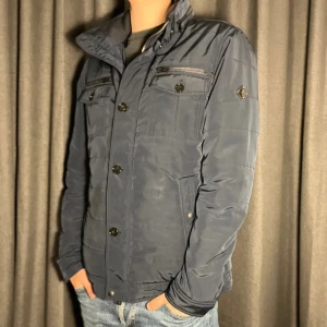 J.Lindeberg Jacka - Tjena! Säljer nu en J.Lindeberg jacka! | Modellen är 186cm och väger 70kg | Skick 8/10 bra | fläck (se bild 1) | Nypris ca 3500kr | Mitt pris 1099kr | Kom gärna pm vid frågor eller funderingar! | Postas eller möts upp i Gävle!