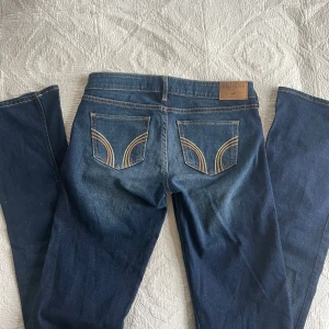 Lågmidjade bootcut jeans  - Super snygga lågmidjade bootcut jeans från Hollister! Storlek: W27, L35