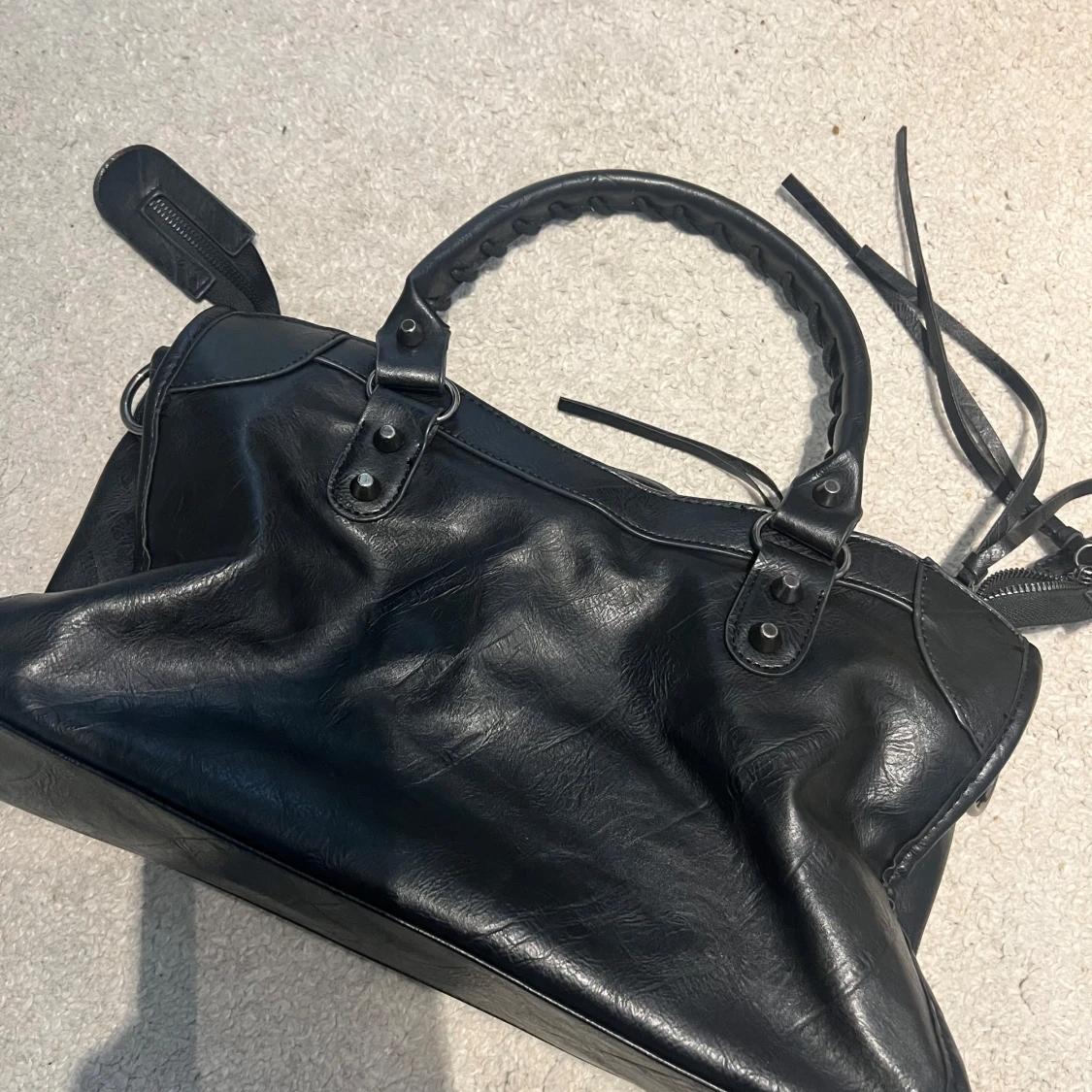 Svart väska med nitar - 1