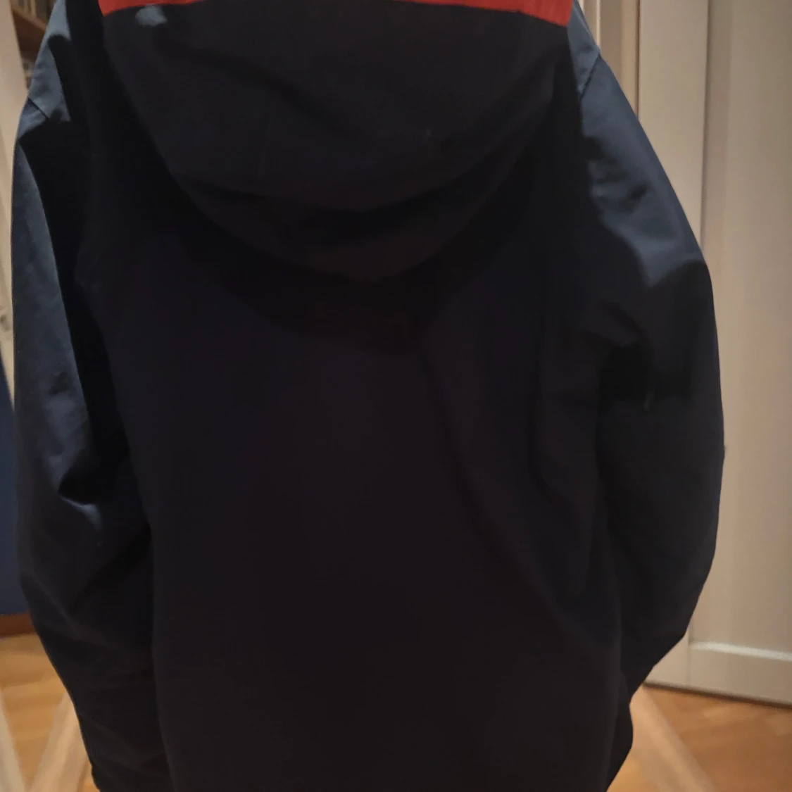 Marinblå allvädersjacka från helly hansen - 1