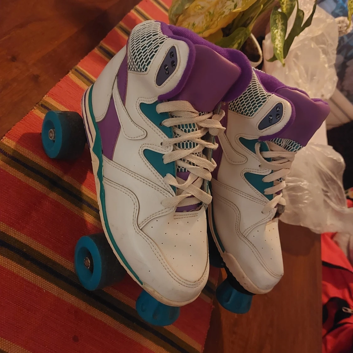 Retro rullskridskor i vitt och lila - 1
