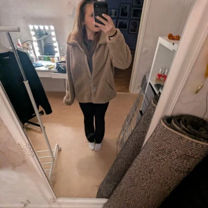 Beige teddyjacka med dragkedja - Nästan helt ny inga tecken på att den är använd lite stor i storleken. Men väldigt fin till många plag