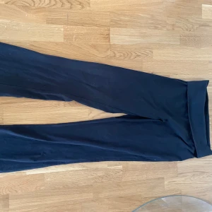 Svarta byxor - Snygga svarta byxor med hög midja och en loose passform. Perfekta för en avslappnad stil. Materialet ser mjukt och bekvämt ut, vilket gör dem idealiska för vardagsbruk.