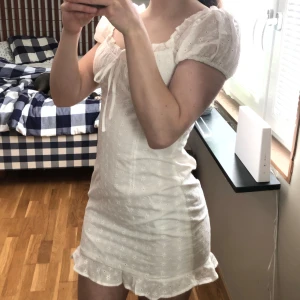 Vit klänning från Nelly - Säljer nu min sååå fina sommarklänning från Nelly. Den är endast använd några få gånger. 