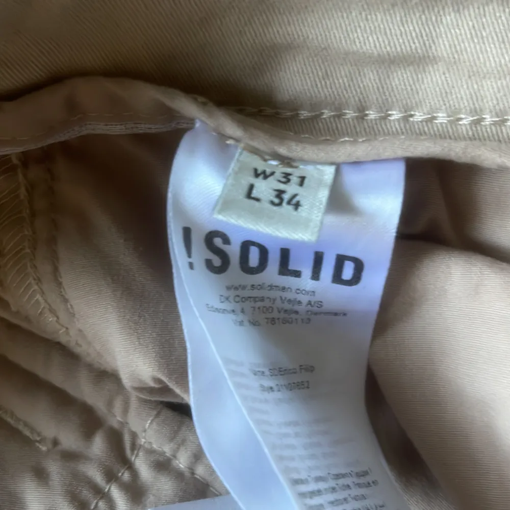 Snygga beige byxor från Solid med en normal passform. Perfekta för en stilren look . W 31 L34. Farkut & Housut.