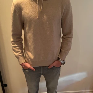 Beige cashmere hoodie från Sayless - Säljer en stilren beige hoodie från Sayless i mjuk kashmir.  Perfekt nu till våren☀️. Pris kan diskuteras!