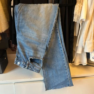 Blå jeans från Stradivarius - Snygga blå jeans från Stradivarius i storlek 36. De har en klassisk design med raka ben och råa kanter vid fållen. Perfekta för en avslappnad stil.