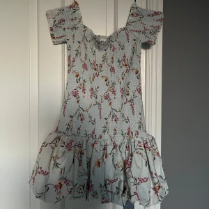Fin sommar klänning - Så fin sommarklänning från hm. Den var vit innan men har råkat färga den ljusblå i tvätten. As snygg färg dock💞💞